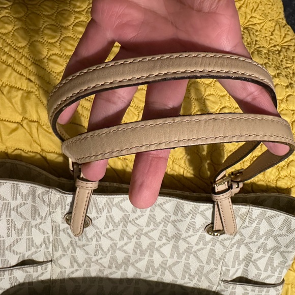 Michael Kors Tote Monogram White, made of leather with gold hardware. - Picture 7 of 11